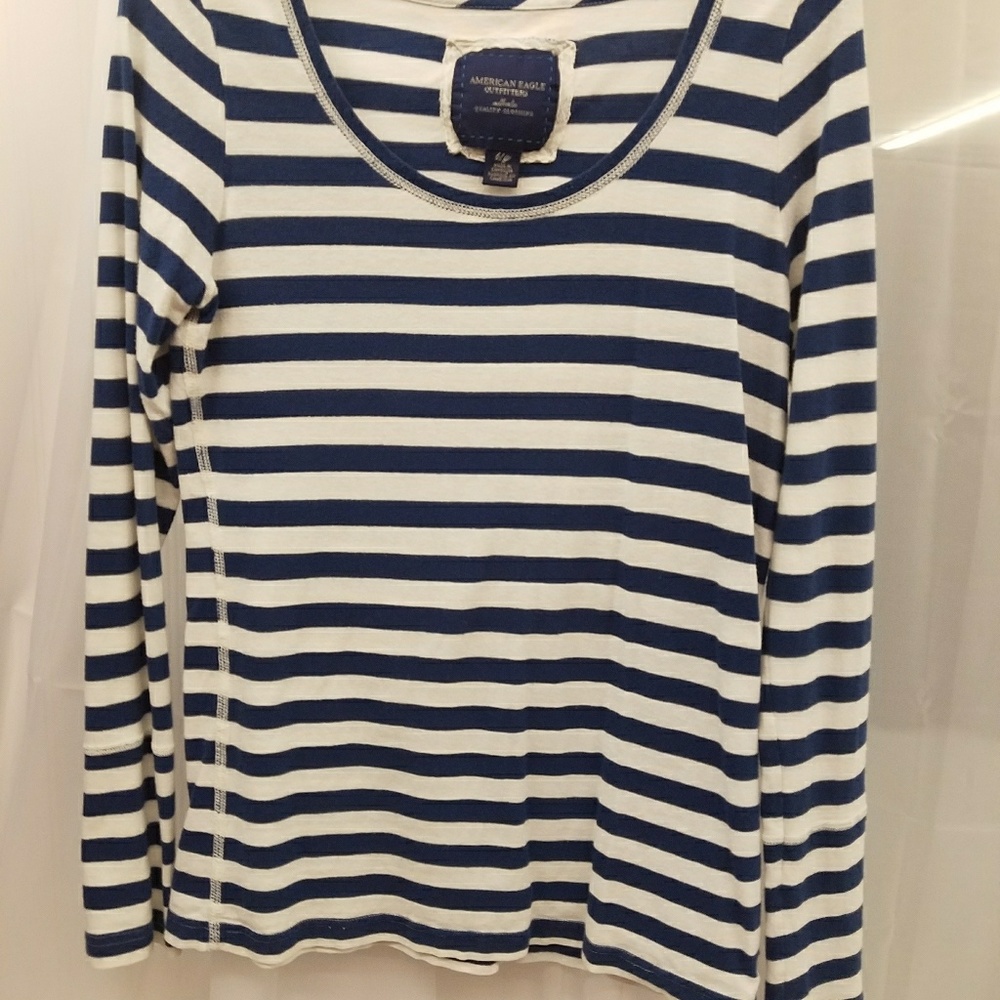 Long sleeve top.